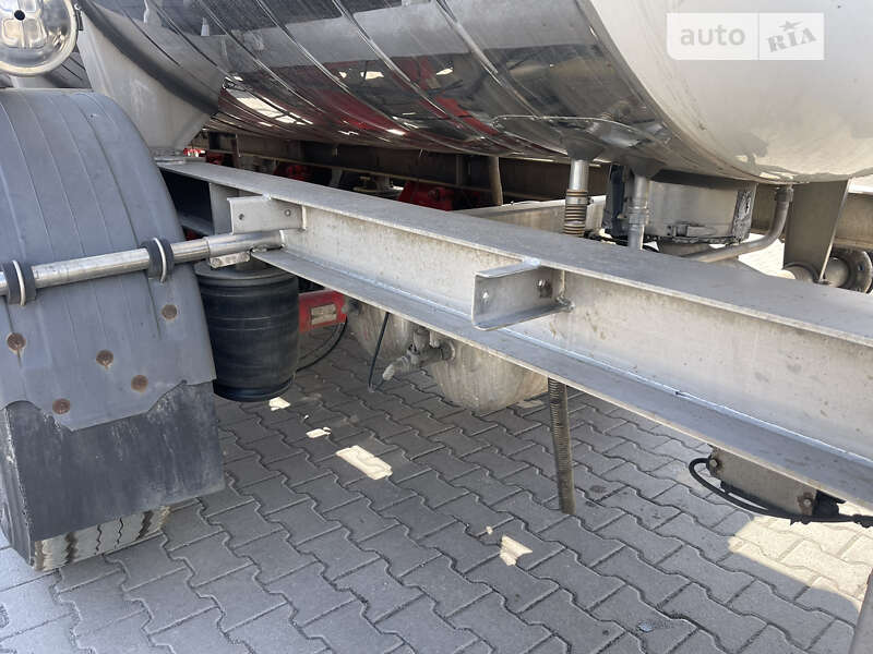 Цистерна напівпричіп Maisonneuv S338FG 2005 в Рівному