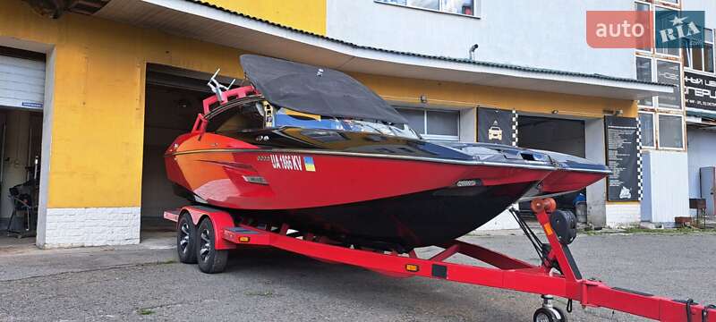 Катер Malibu Wakesetter 2012 в Києві