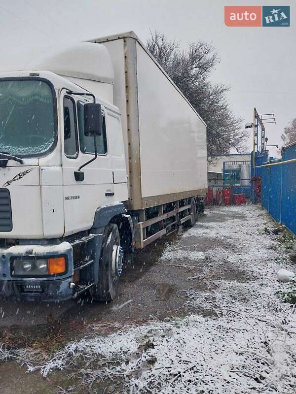 Вантажний фургон MAN 18.224 2002 в Харкові