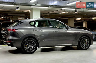 Позашляховик / Кросовер Maserati Levante 2022 в 