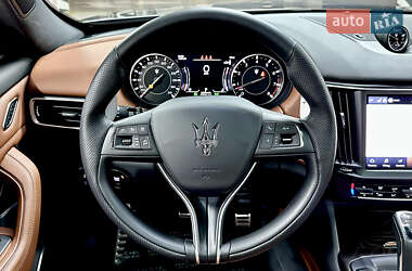 Позашляховик / Кросовер Maserati Levante 2022 в 
