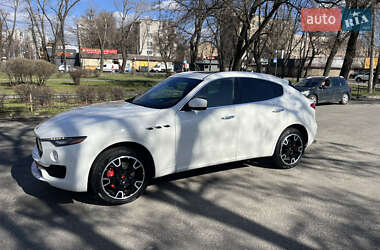 Внедорожник / Кроссовер Maserati Levante 2017 в Киеве