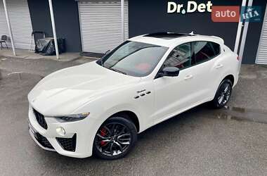 Позашляховик / Кросовер Maserati Levante 2022 в 
