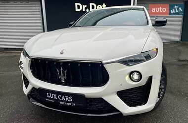 Позашляховик / Кросовер Maserati Levante 2022 в 