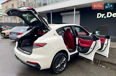 Позашляховик / Кросовер Maserati Levante 2022 в 