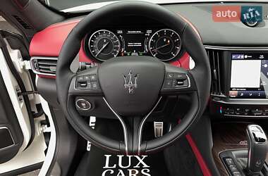 Позашляховик / Кросовер Maserati Levante 2022 в 
