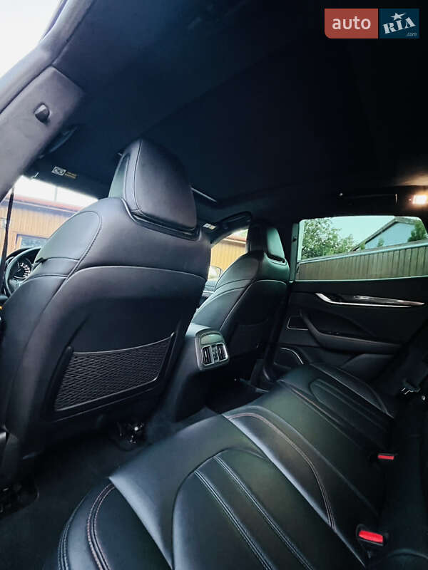 Внедорожник / Кроссовер Maserati Levante 2017 в Киеве
