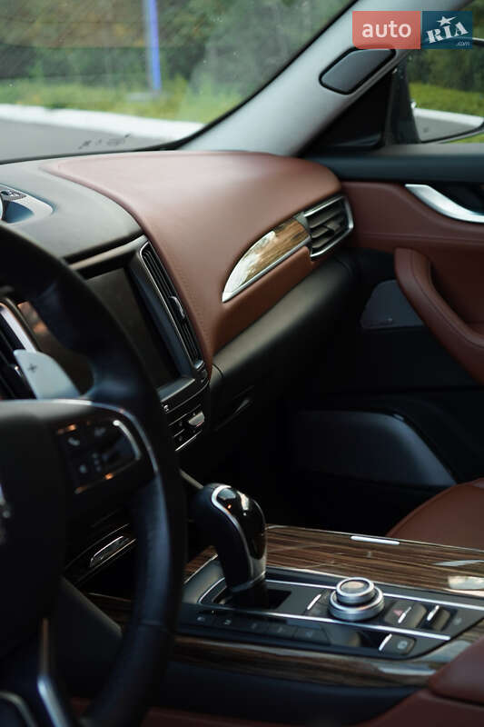 Внедорожник / Кроссовер Maserati Levante 2016 в Киеве