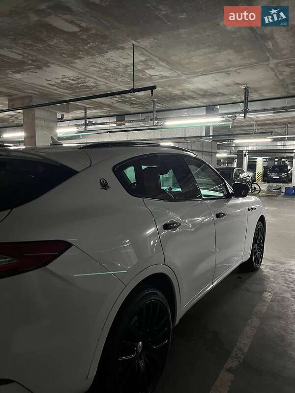 Позашляховик / Кросовер Maserati Levante 2016 в Києві