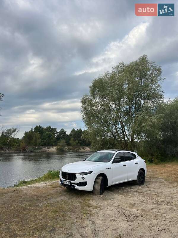 Внедорожник / Кроссовер Maserati Levante 2016 в Киеве