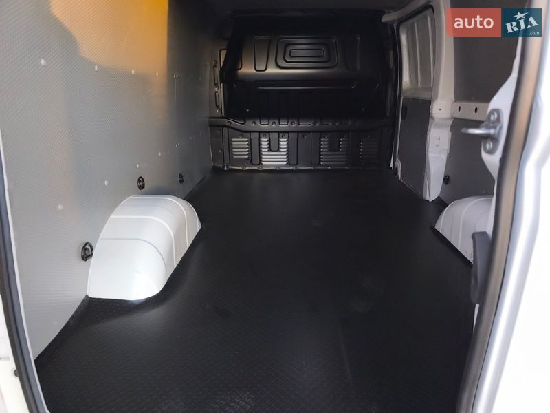 Грузовой фургон Maxus e-Deliver 3 2023 в Киеве