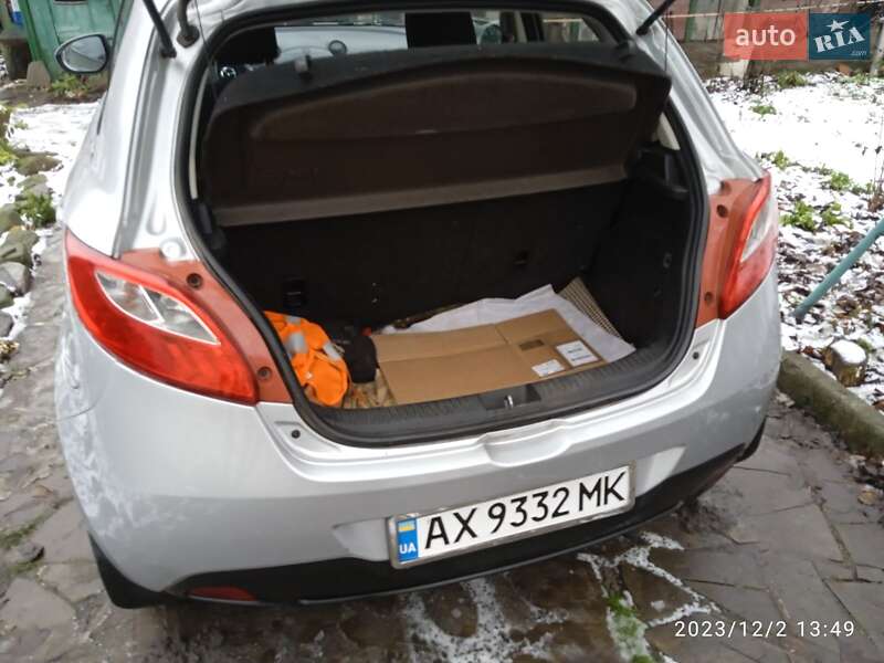 Хетчбек Mazda 2 2010 в Сахновщині