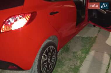 Хэтчбек Mazda 2 2010 в 