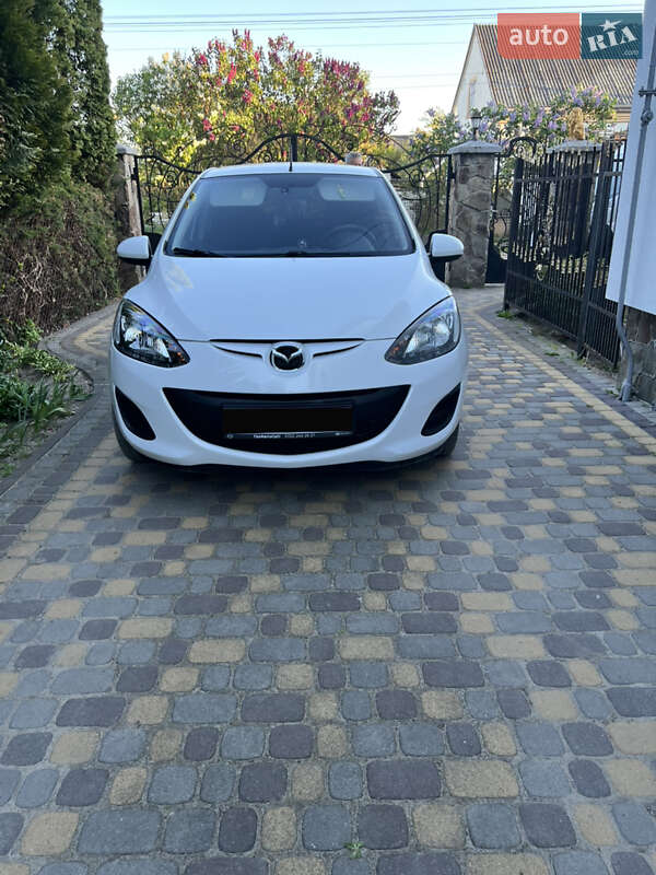 Хэтчбек Mazda 2 2011 в 