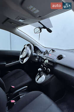 Хэтчбек Mazda 2 2011 в 