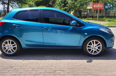Хэтчбек Mazda 2 2011 в 