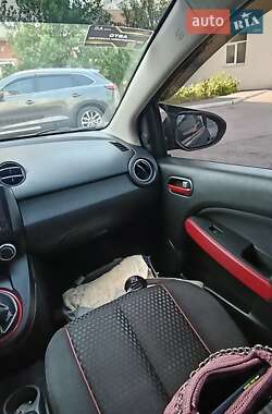 Хэтчбек Mazda 2 2011 в 