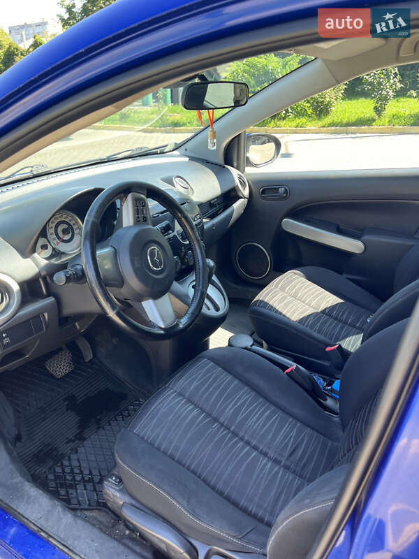 Хетчбек Mazda 2 2009 в Чернівцях