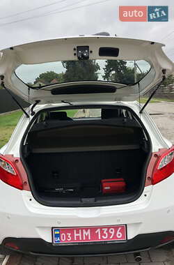 Хэтчбек Mazda 2 2011 в 