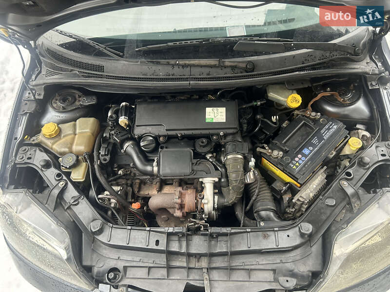 Хетчбек Mazda 2 2004 в Снятині