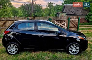 Хетчбек Mazda 2 2014 в Чернівцях