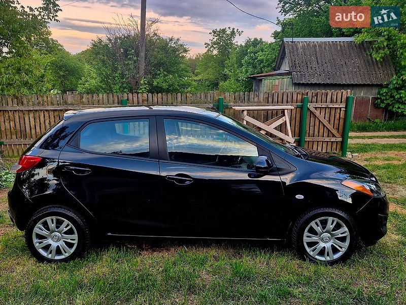 Хетчбек Mazda 2 2014 в Чернівцях