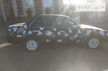 Седан Mazda 323 1988 в Черновцах