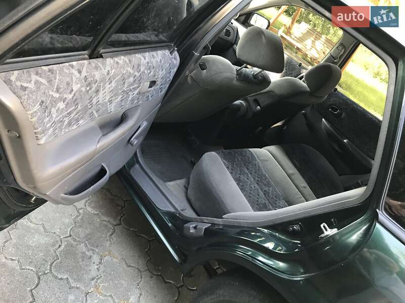 Хэтчбек Mazda 323 2001 в Львове
