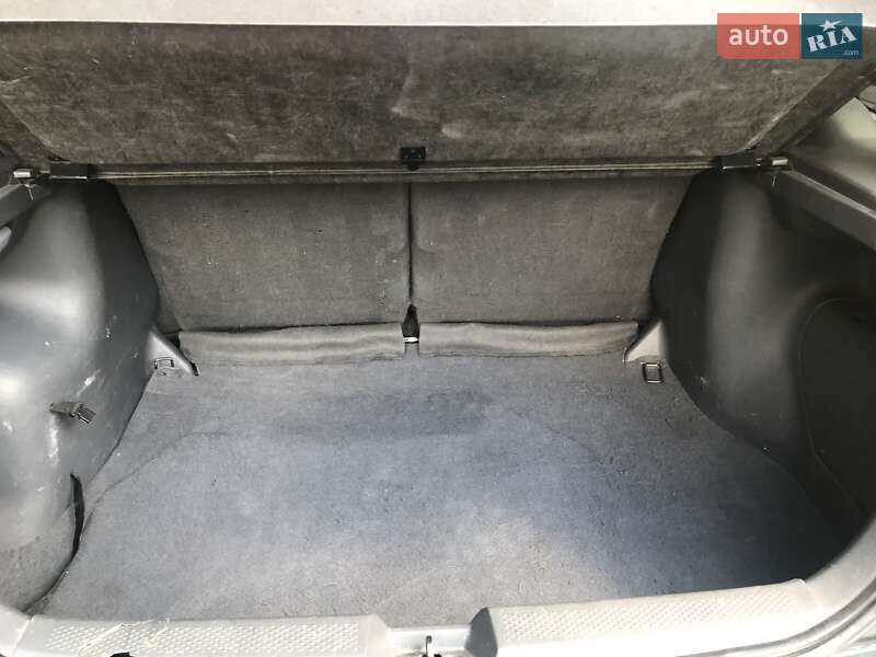 Хэтчбек Mazda 323 2001 в Львове