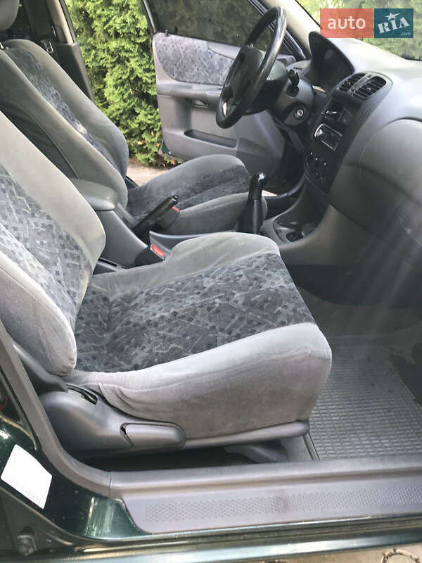 Хэтчбек Mazda 323 2001 в Львове
