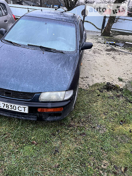 Седан Mazda 323 1995 в Черновцах