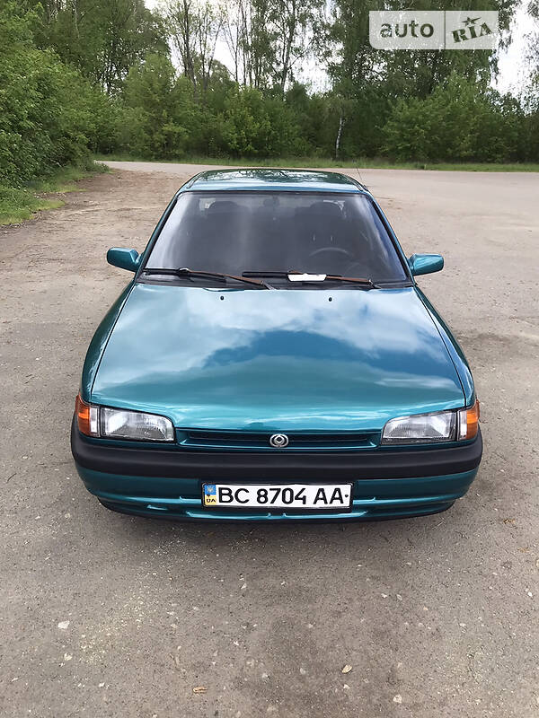 Седан Mazda 323 1992 в Львове