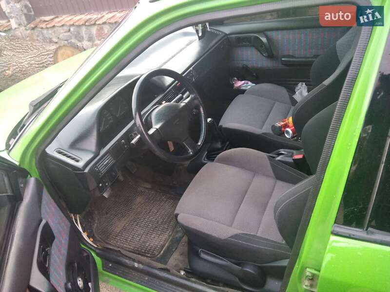 Седан Mazda 323 1991 в Ізяславі