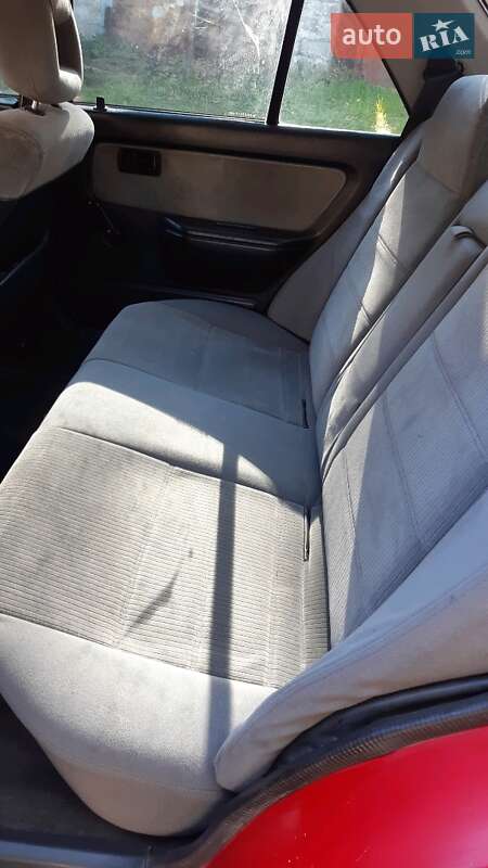 Седан Mazda 323 1991 в Каменском