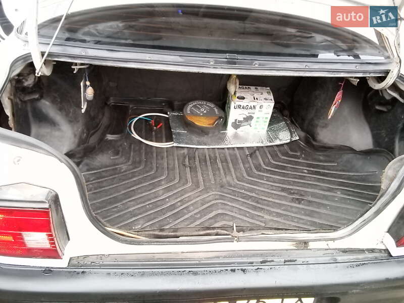Седан Mazda 323 1993 в Черкассах