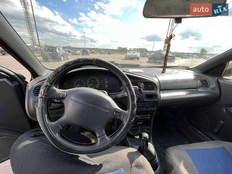 Седан Mazda 323 1997 в Виннице