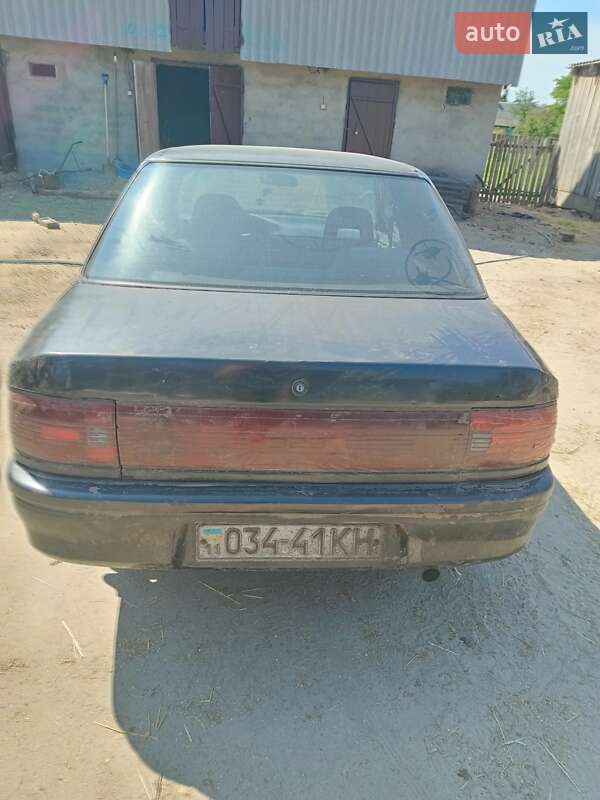 Седан Mazda 323 1993 в Киеве