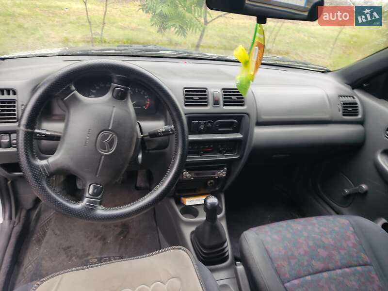 Хэтчбек Mazda 323 1998 в Киеве