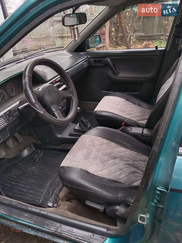 Седан Mazda 323 1995 в Сокирянах