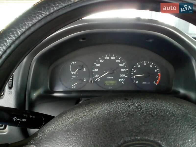 Хетчбек Mazda 323 2001 в Києві