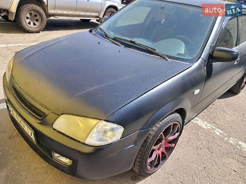 Mazda 323 2000