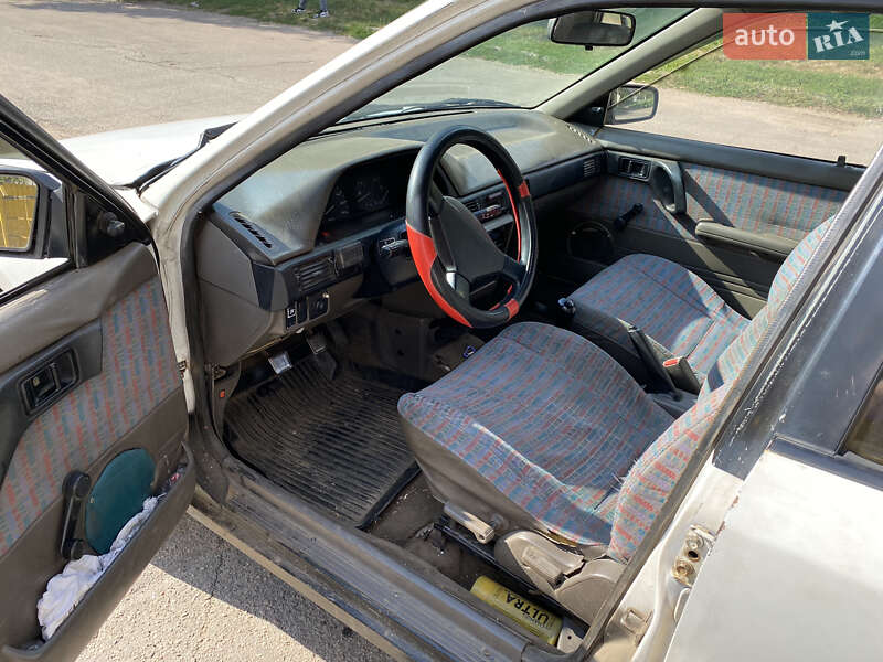 Седан Mazda 323 1992 в Олександрії
