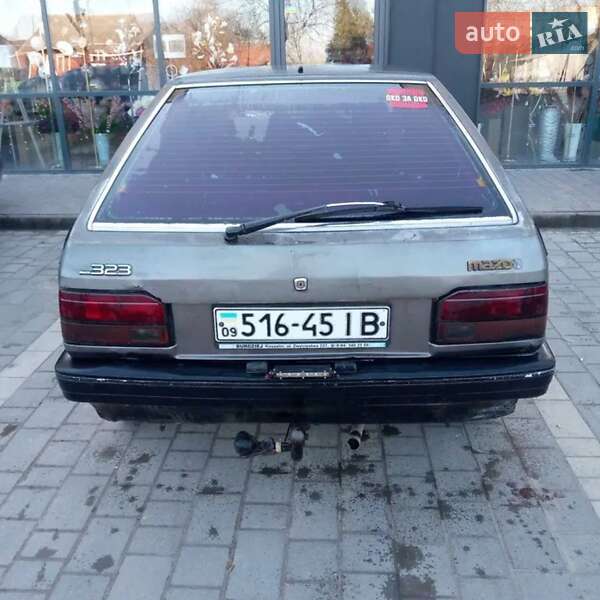 Седан Mazda 323 1985 в Черновцах