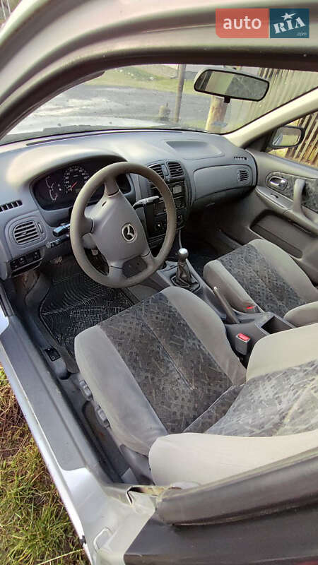 Седан Mazda 323 2000 в Рожнятове