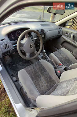 Седан Mazda 323 2000 в 