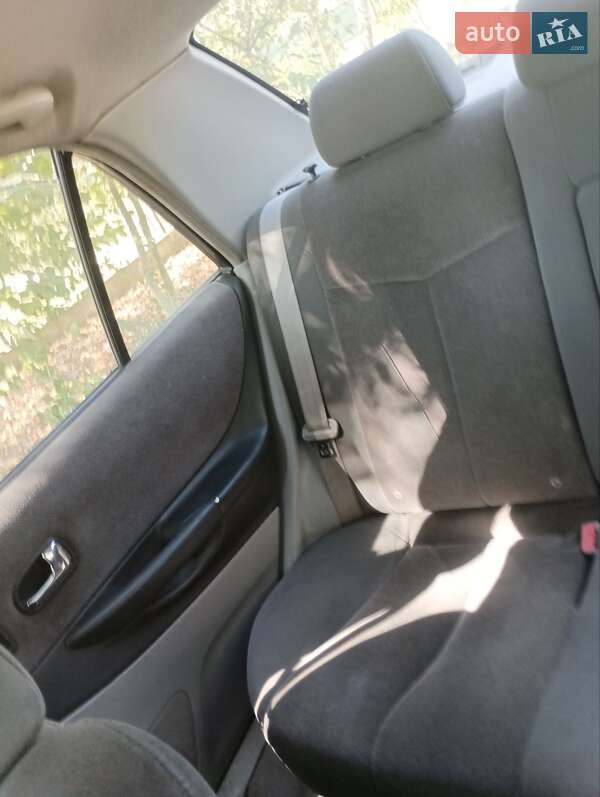 Седан Mazda 323 2001 в Черновцах