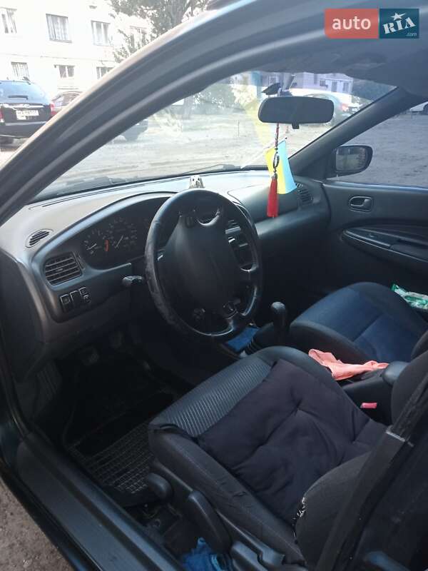 Седан Mazda 323 1996 в Киеве
