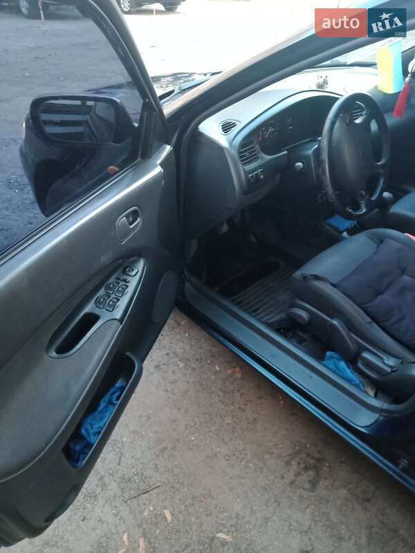 Седан Mazda 323 1996 в Киеве