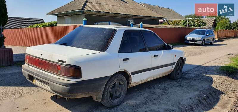Седан Mazda 323 1993 в Черновцах