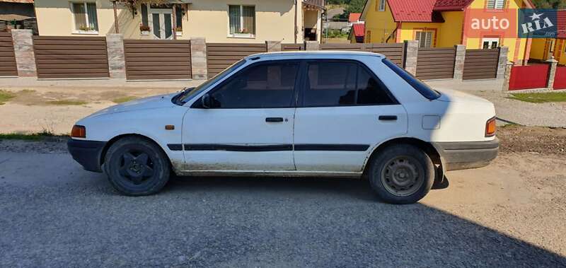 Седан Mazda 323 1993 в Черновцах